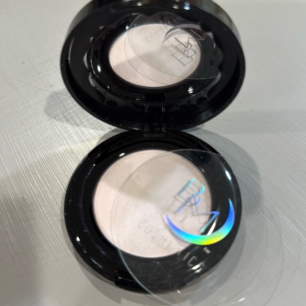 Catshark purple Highlighter BM bioluminescent pressed powder